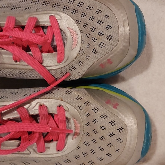 Women's Size 8 Under Armour Spine Sneakers - Picture 3 of 12